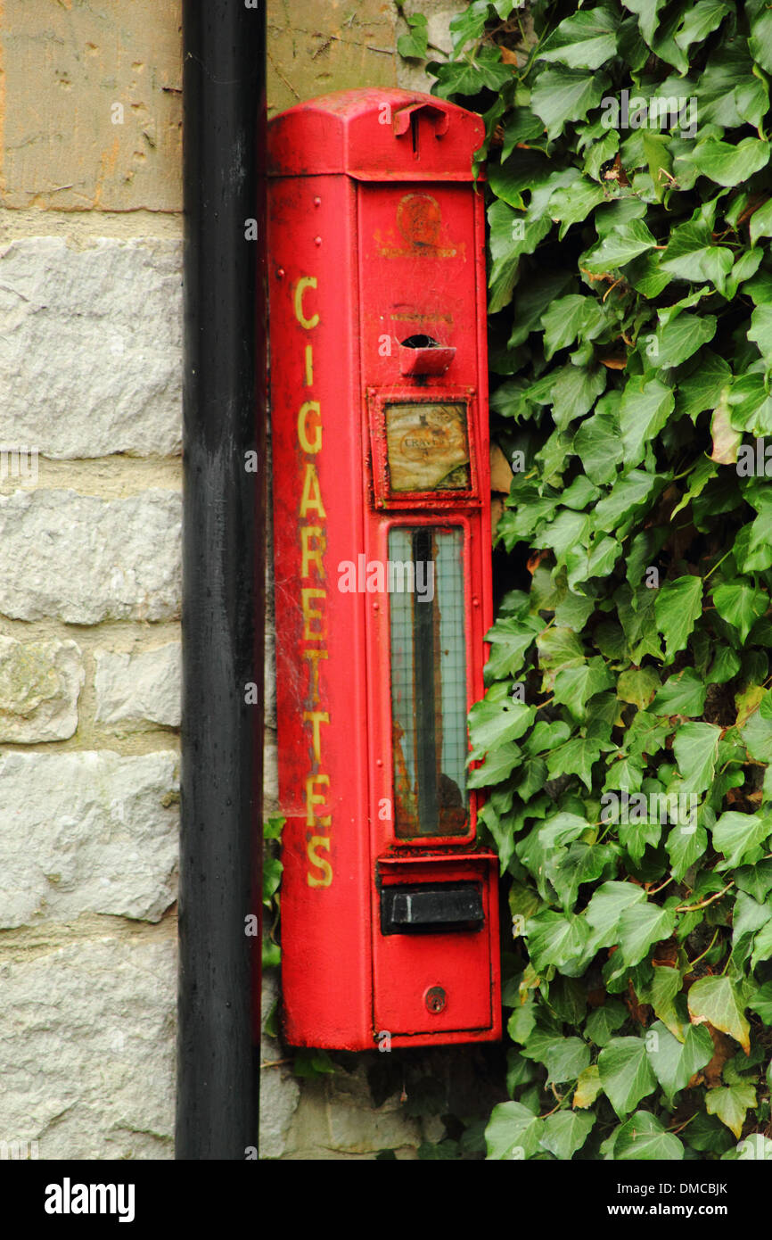 Vintage distributore di sigarette, England, Regno Unito Foto Stock