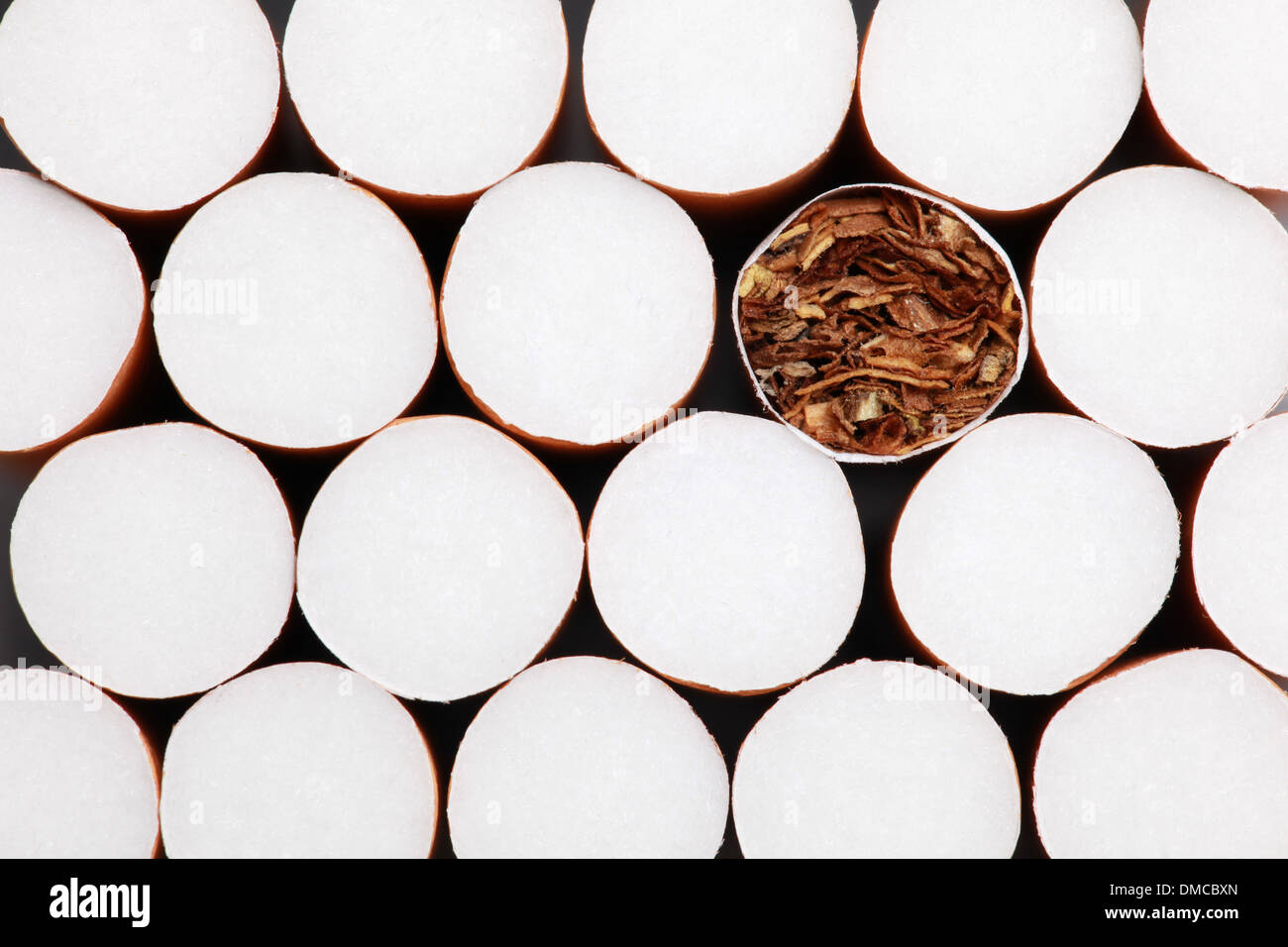 Raccolta delle sigarette con filtro formando uno sfondo Foto Stock