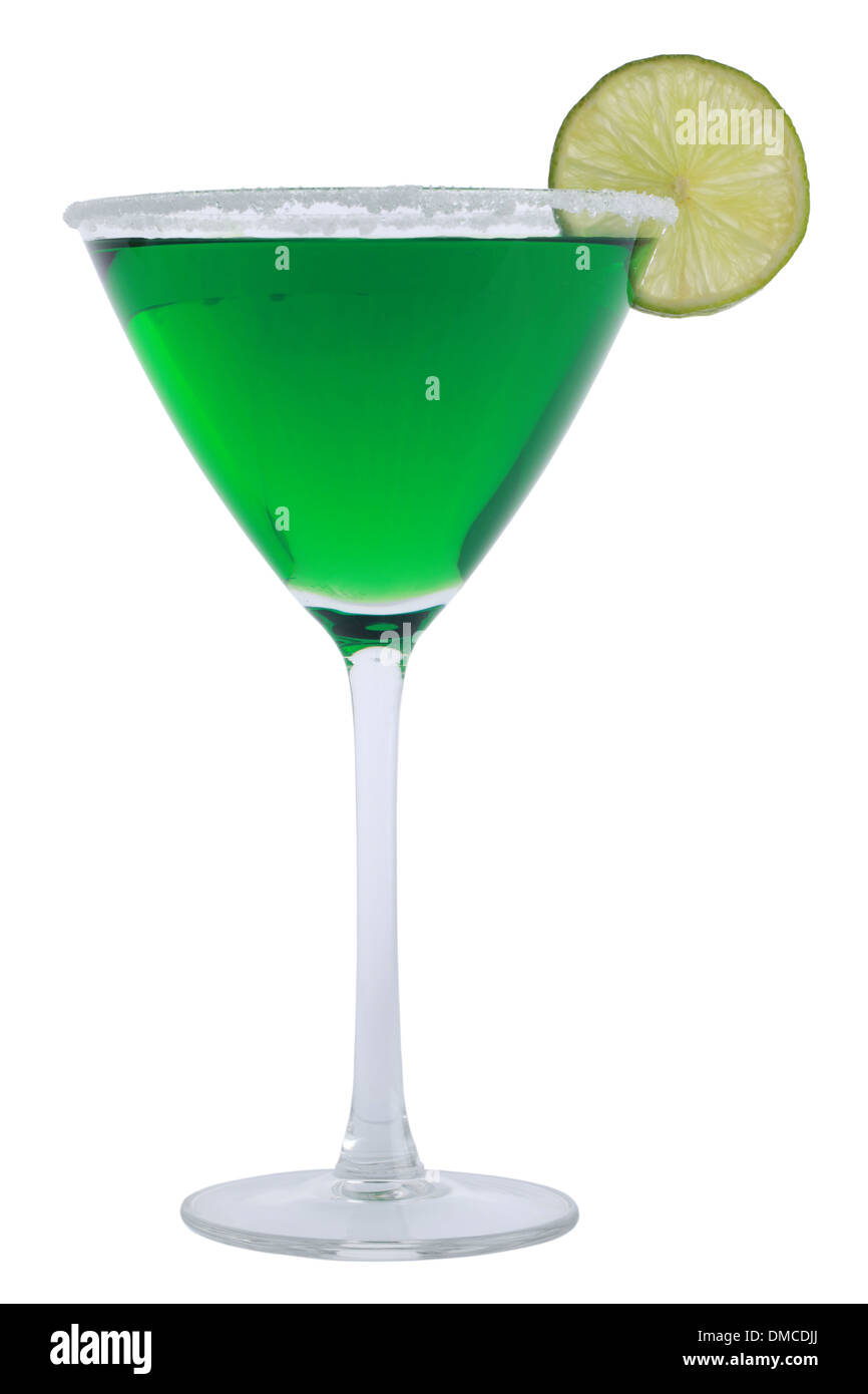 Green Margarita cocktail serviti con una fetta di un lime, isolato su uno sfondo bianco Foto Stock