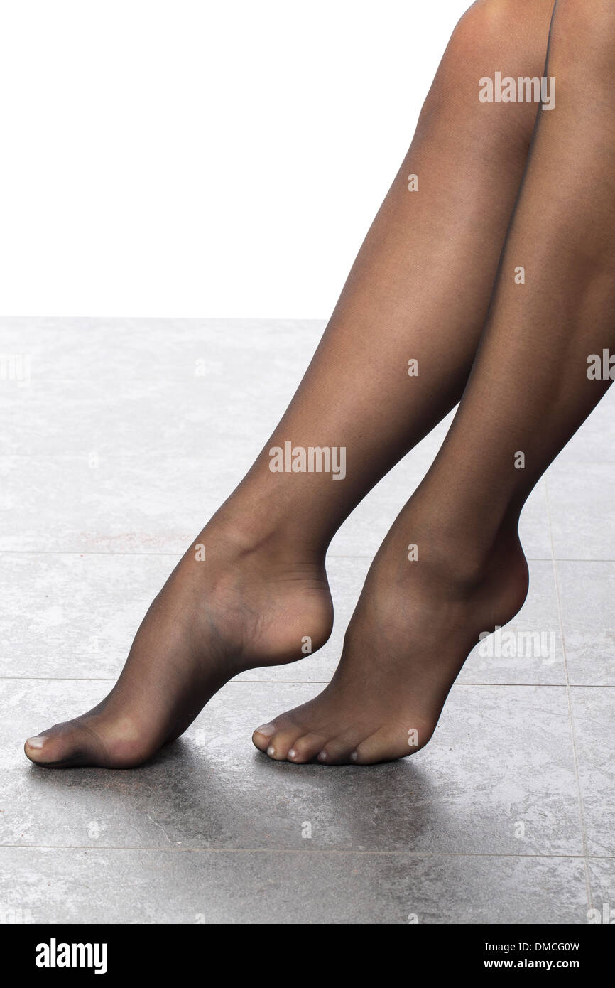 Donna che indossa Sexy calze nere con i piedi nudi Foto stock - Alamy