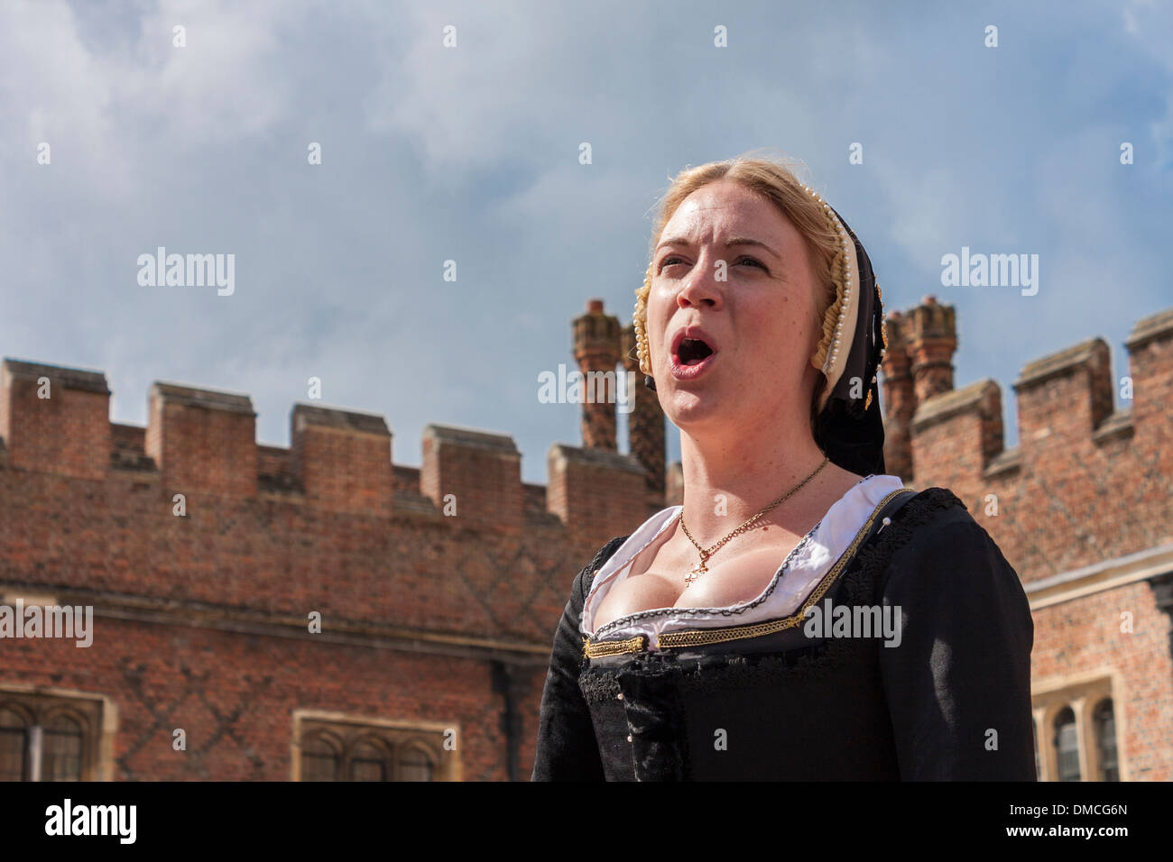 L'attrice vestita come Anne Boleyn in Tudor costume. Il Palazzo di Hampton Court, Londra, Inghilterra, GB, UK. Foto Stock