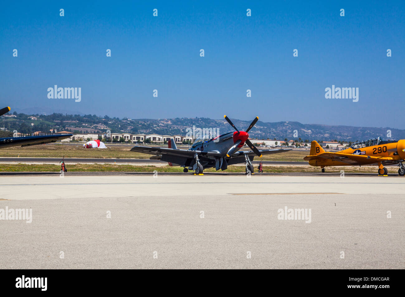 Un P Mustang in corrispondenza delle ali su Camarillo Airshow Camarillo in California nel mese di agosto del 2011 Foto Stock