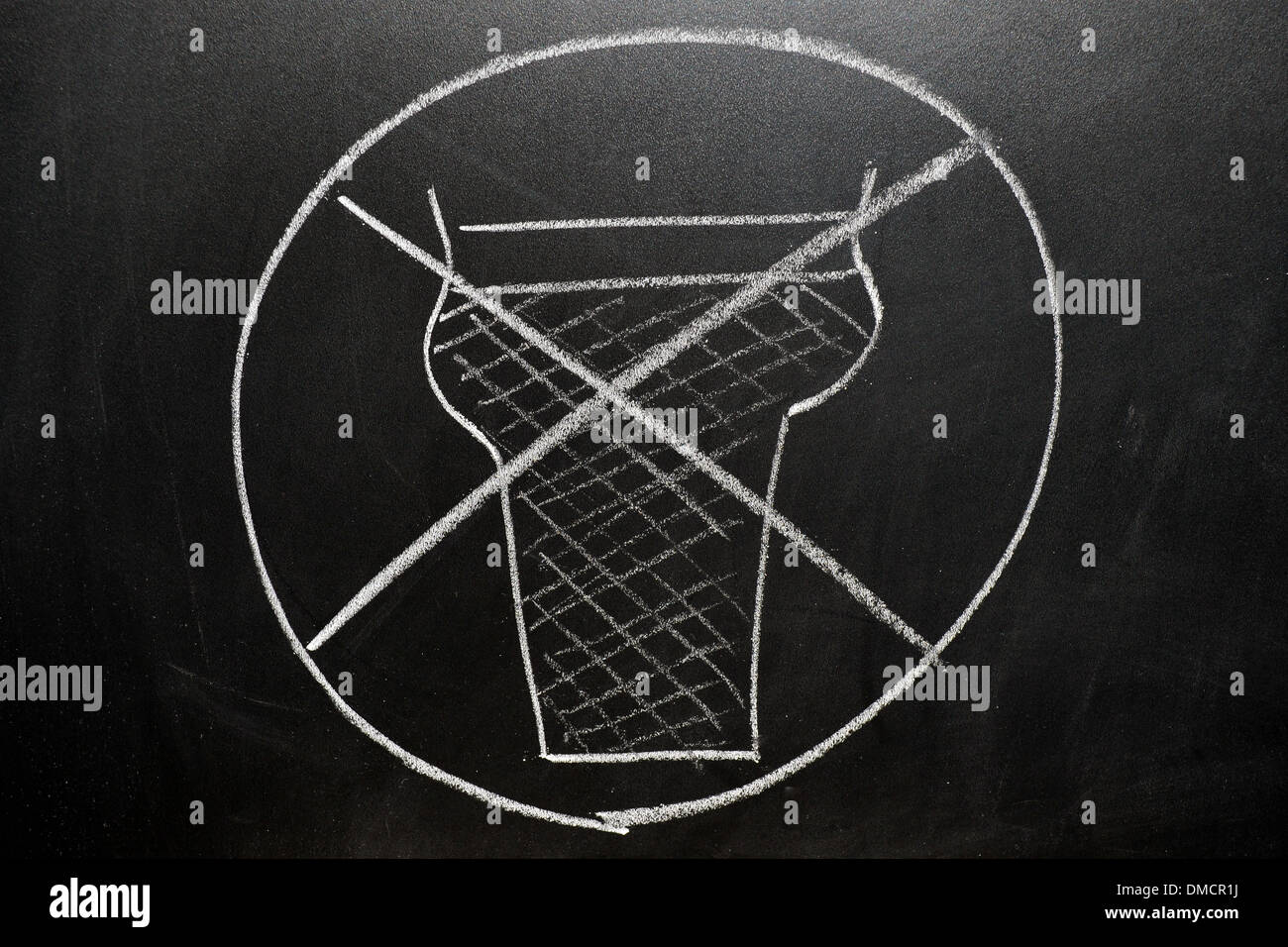 A non bere immagine disegnata su una lavagna a fogli mobili in bianco gesso. Foto Stock