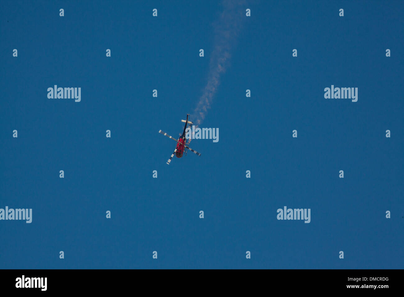 La Red Bull elicottero acrobatico in corrispondenza delle ali su Camarillo Airshow Camarillo in California nel mese di agosto del 2011 Foto Stock