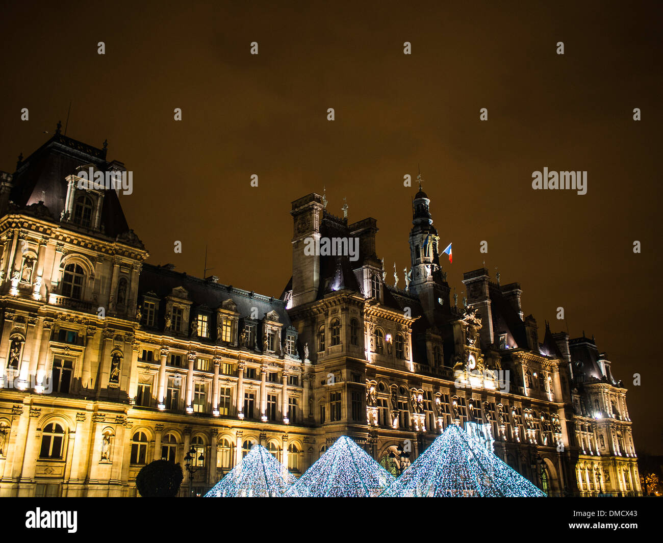 Paris Hotel de Ville di notte con il Natale decorazioni di strada Foto Stock