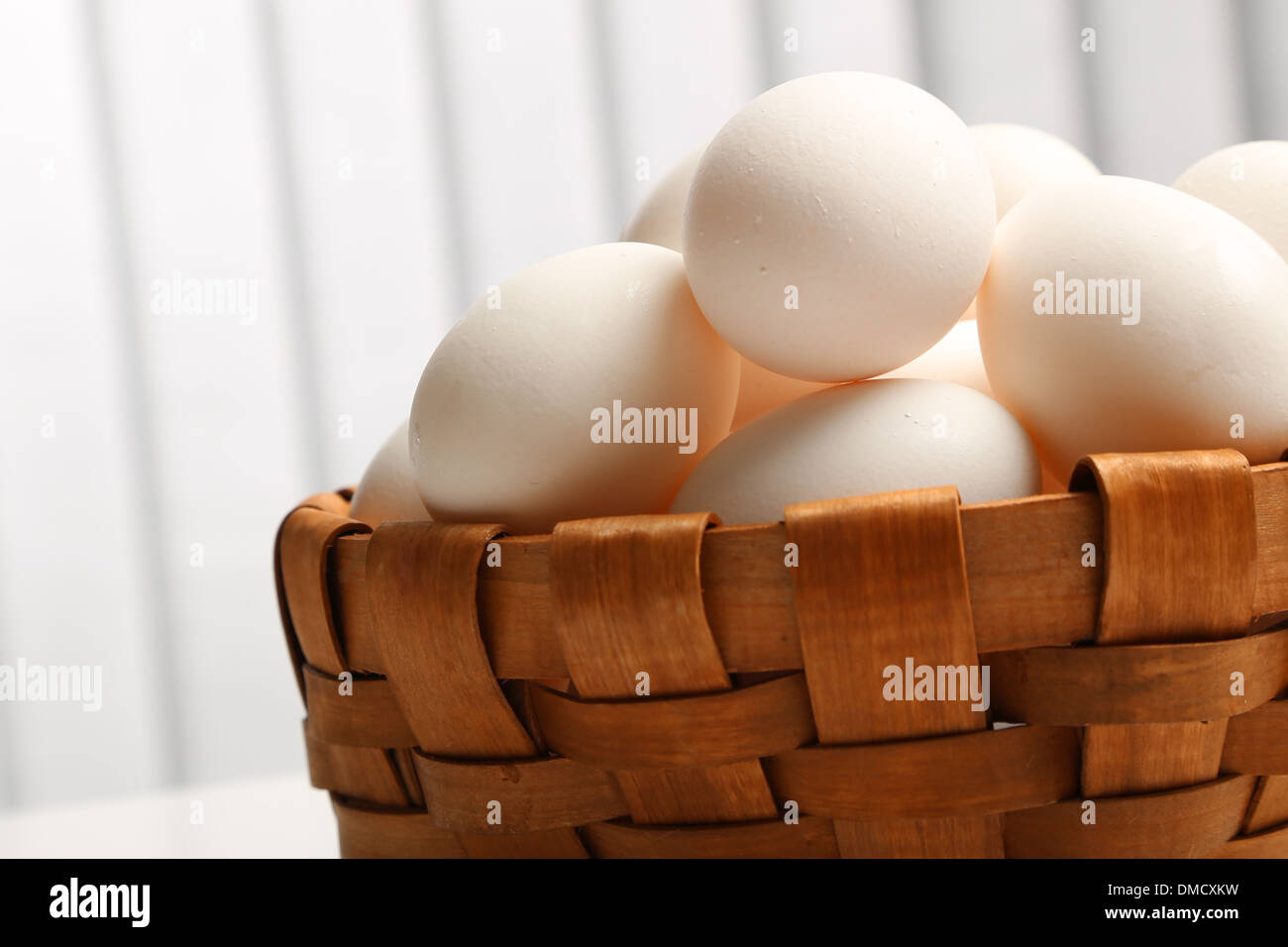Le uova bianche in un cestello Foto Stock