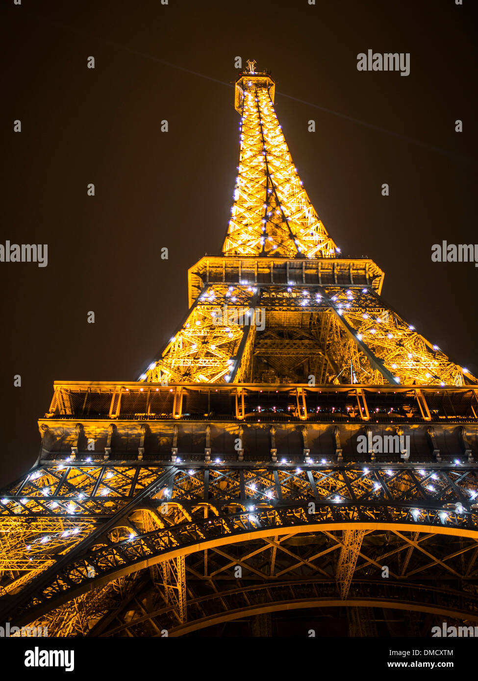 Di notte le luci della Tour Eiffel per Natale Foto stock - Alamy