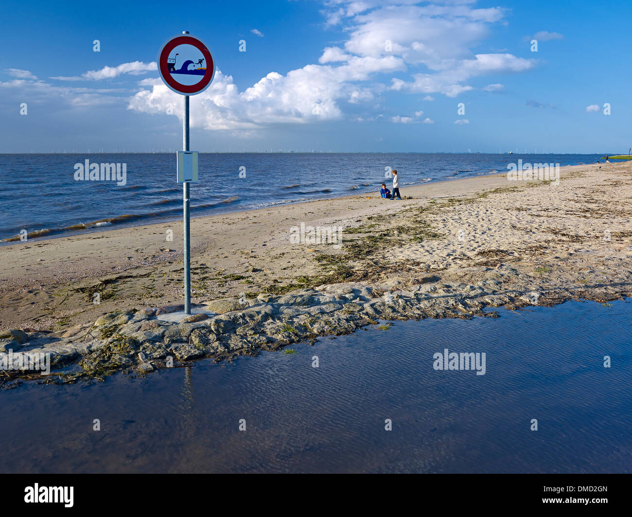 Spiaggia da Otterndorf con segno di traffico, Land Hadeln, Bassa Sassonia, Germania Foto Stock