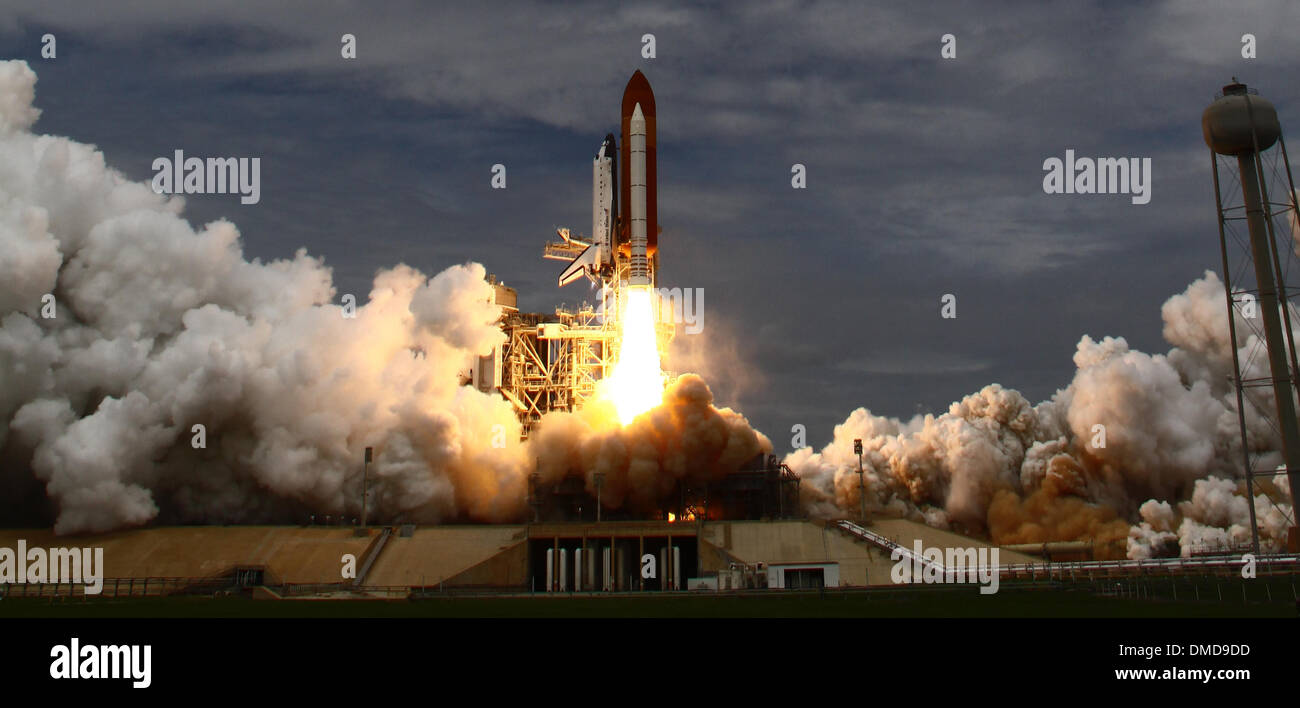 Dic 13, 2013. Il Centro Spaziale Kennedy FL- STATI UNITI D'AMERICA. Lo Space Shuttle Endeavour lancia off pad 39A per l'ultima missione torna su 16 maggio 2011. Oggi la NASA ha selezionato SpaceX ad assumere un ex space shuttle in rampa di lancio presso il Kennedy Space Center, l'agenzia ha annunciato venerdì dicembre 13th. La Hawthorne, Calif. basata sulla società inizieranno i negoziati con la NASA su un contratto di leasing da usare e far funzionare launch pad 39A, che è stato il punto di partenza per tutta l America di atterraggio sulla luna missioni e la maggior parte lo space shuttle voli, compresi il primo e ultimo lancia nel 1981 e 2011.i termini del contratto di leasing, incluse le Foto Stock