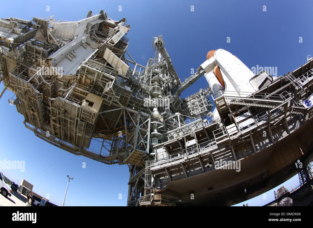 Dic 13, 2013. Il Centro Spaziale Kennedy FL- STATI UNITI D'AMERICA. Lo Space Shuttle Endeavour si siede sulla rampa di lancio 39A torna su dall'11 marzo 2011, per il suo ultimo volo che accada il 16 maggio 2011. Oggi la NASA ha selezionato SpaceX ad assumere un ex space shuttle in rampa di lancio presso il Kennedy Space Center, l'agenzia ha annunciato venerdì dicembre 13th. La Hawthorne, Calif. basata sulla società inizieranno i negoziati con la NASA su un contratto di leasing da usare e far funzionare launch pad 39A, che è stato il punto di partenza per tutta l America di atterraggio sulla luna missioni e la maggior parte lo space shuttle voli, compresi il primo e ultimo lancia nel 1981 e 2011.Il termine Foto Stock