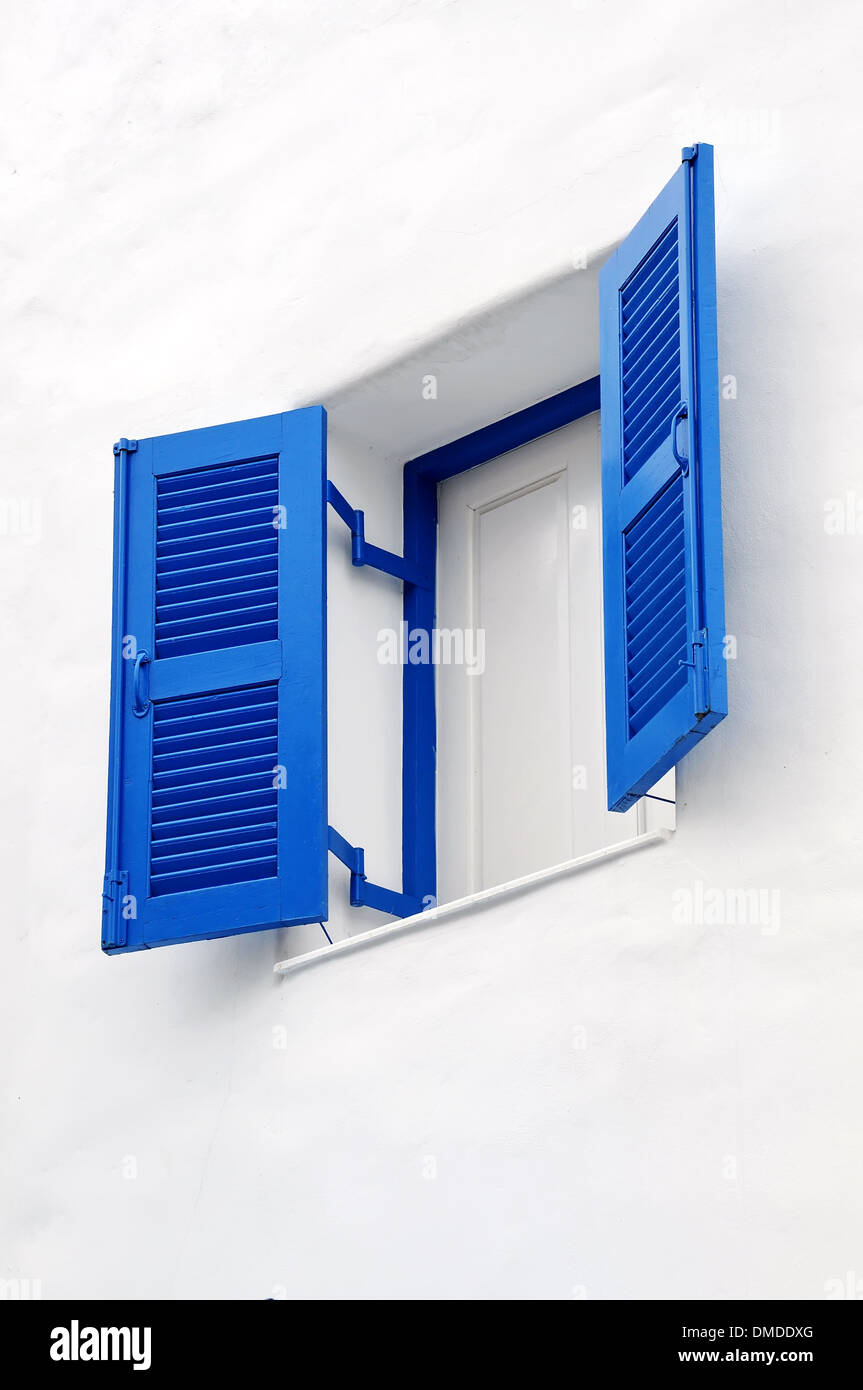 Finestra blu sul muro bianco Foto Stock