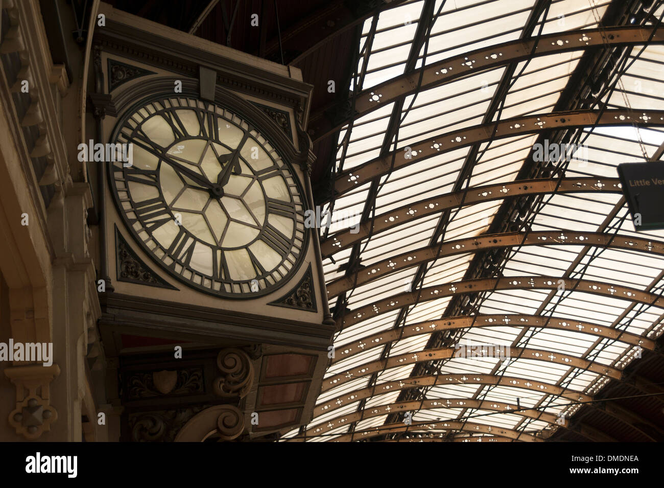 Orologio di piattaforma in corrispondenza della stazione di Paddington, West London, England, Regno Unito Foto Stock