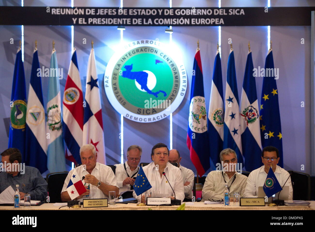 Rio Hato, Panama. 13 dicembre, 2013. Il presidente della Commissione europea José Manuel Barroso (C) partecipa al vertice quarantaduesima sistema di integrazione dell'America centrale in Cocle Affitto, Panama, a Dic. 13, 2013. Credito: Mauricio Valenzuela/Xinhua/Alamy Live News Foto Stock