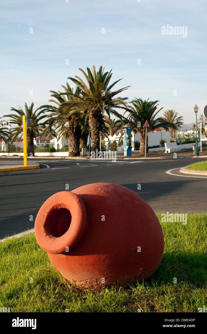 Strada ornamentali in terracotta vasetto di olio , Caleta de Fuste, Fuerteventura, Isole Canarie, Spagna. Foto Stock