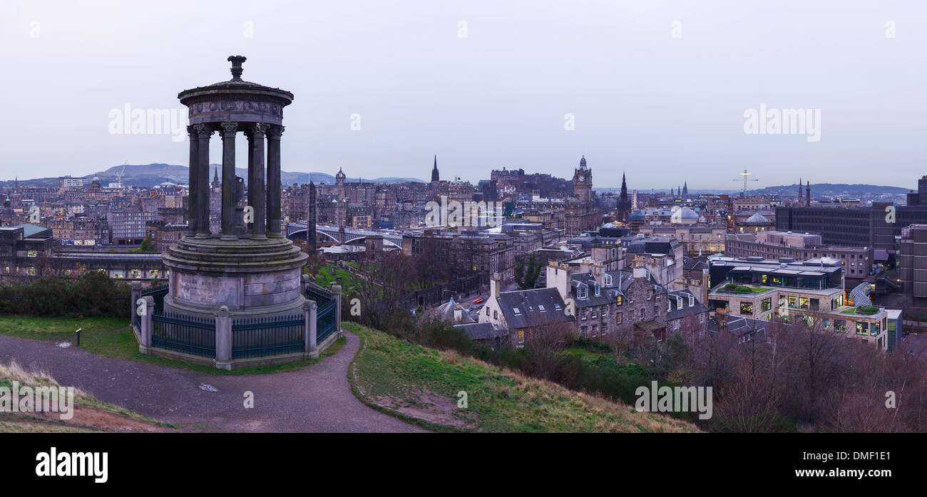 Il centro di Edimburgo skyline da Calton Hill Foto Stock