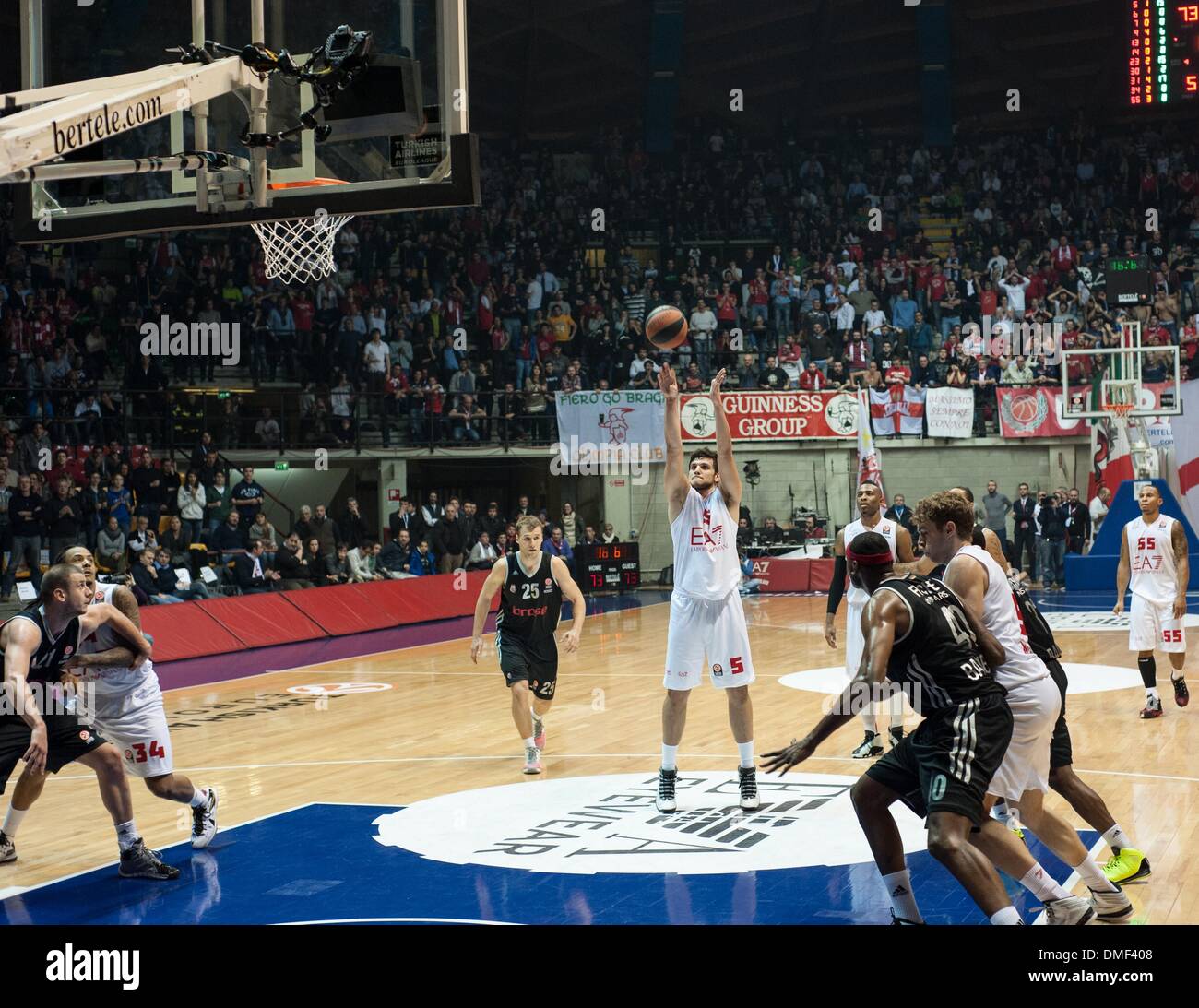 Milano, Italia. 13 dicembre, 2013. Gentile durante il match tra ea7 Olimpia Milano e Brose Bamberg al PalaDesio il nono giorno dell'Eurolega stagione regolare sul dicembre 13, 2013 in Milano, Italia.Foto: Marco Aprile/NurPhoto Credito: Marco Aprile/NurPhoto/ZUMAPRESS.com/Alamy Live News Foto Stock