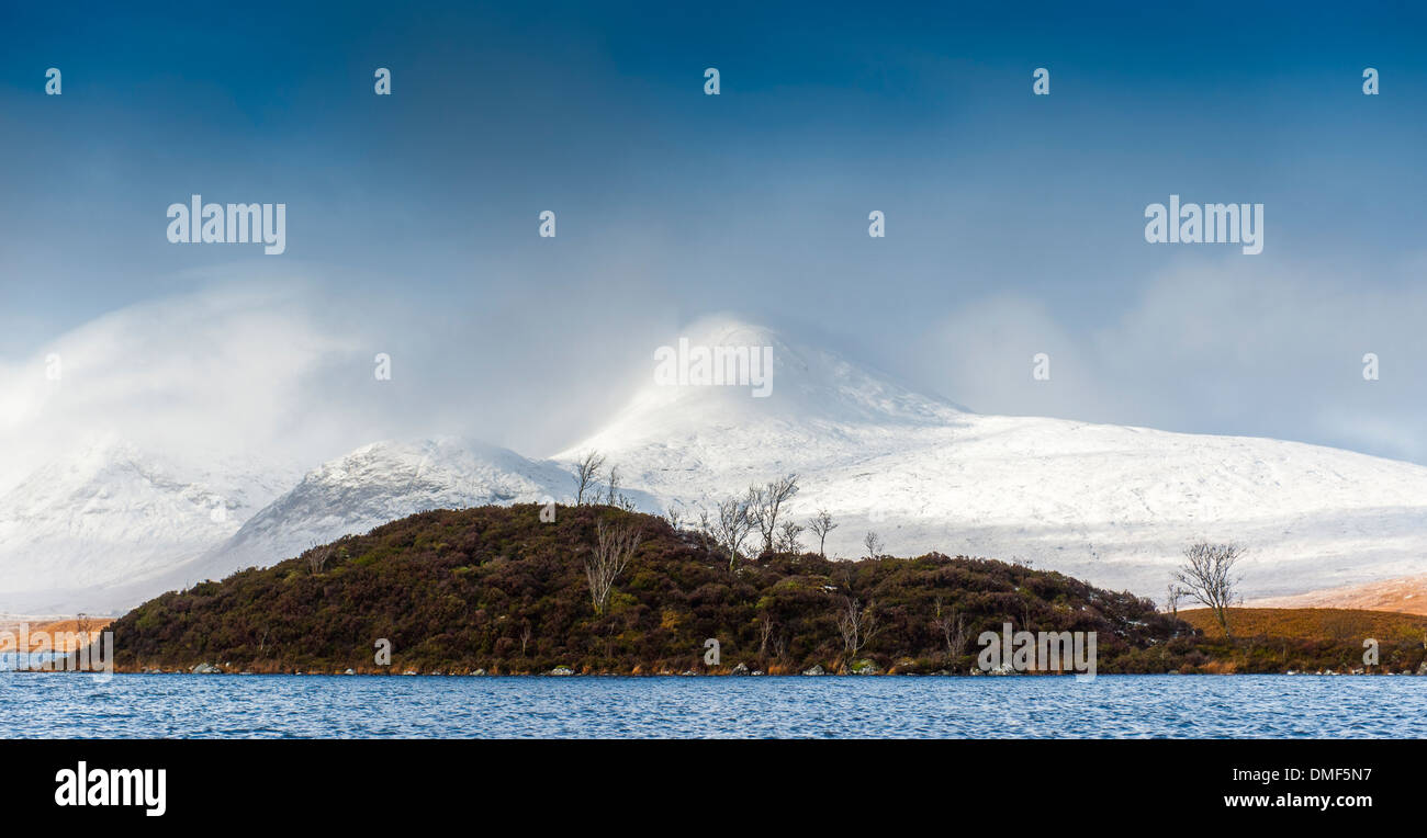 Loch Ba è la più grande sul Loch Rannoch Moor nelle Highlands scozzesi ed è circondata da vette in tutte le direzioni, vicino a Glencoe Foto Stock