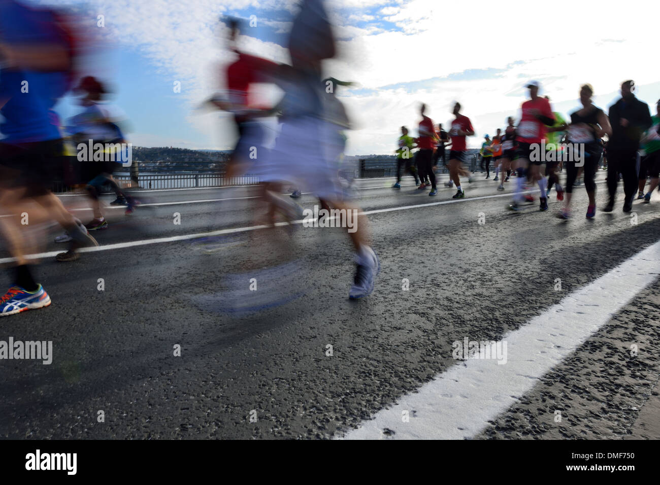 Persone stanno attraversando il Ponte sul Bosforo dall Asia all Europa durante il trentacinquesimo Istanbul Eurasia Marathon Foto Stock