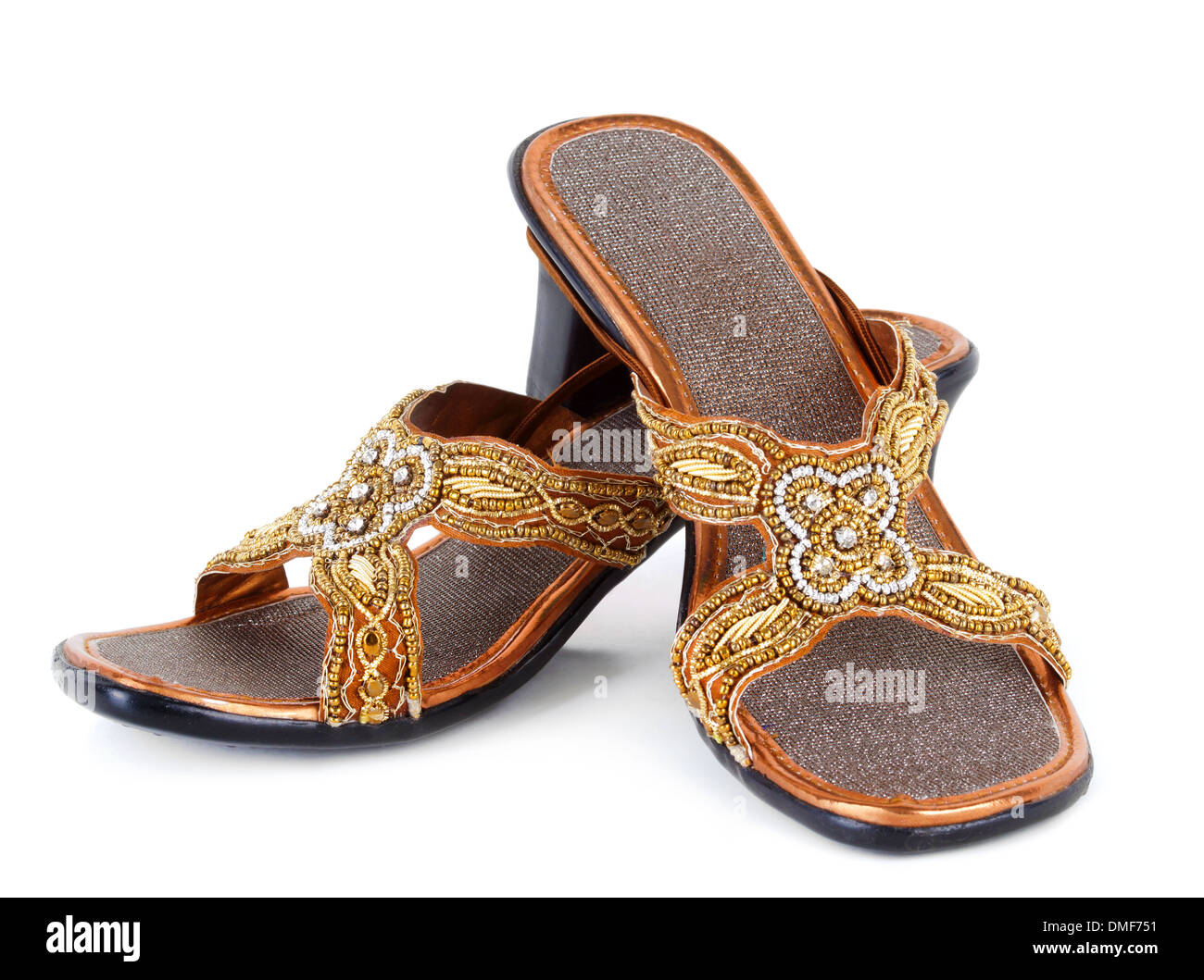 Coppia di indiani tradizionali sandali su sfondo bianco Foto stock - Alamy