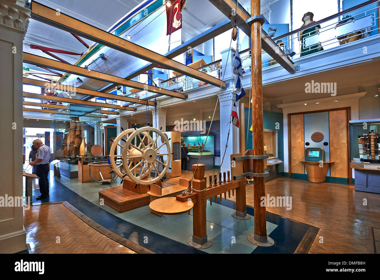 Portsmouth Historic Dockyard dotato del nuovissimo Mary Rose Museum e famosa in tutto il mondo le navi HMS Victory e HMS Warrior (1860) Foto Stock