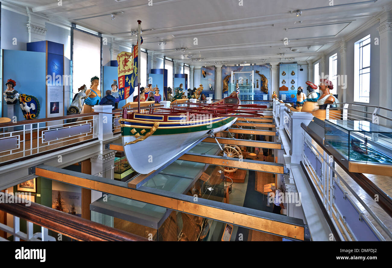 Portsmouth Historic Dockyard dotato del nuovissimo Mary Rose Museum e famosa in tutto il mondo le navi HMS Victory e HMS Warrior (1860) Foto Stock