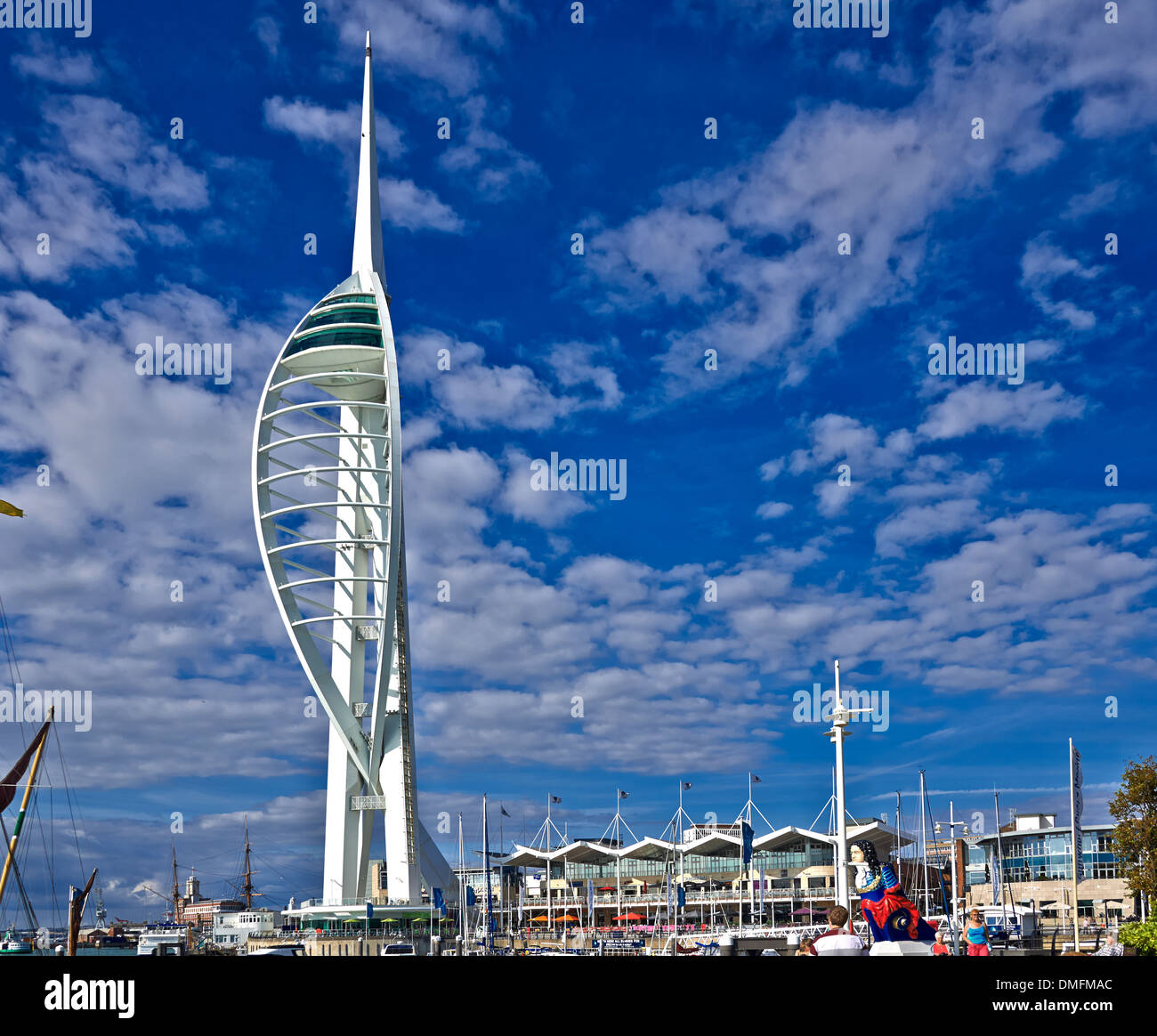 Spinnaker Tower è un 170 metri (560 ft) landmark tower a Portsmouth, England, Regno Unito Foto Stock