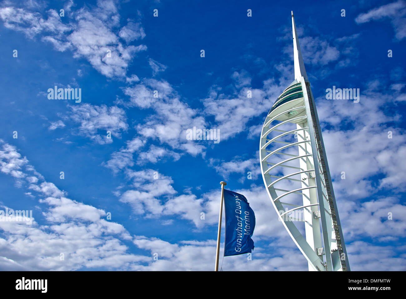 Spinnaker Tower è un 170 metri (560 ft) landmark tower a Portsmouth, England, Regno Unito Foto Stock