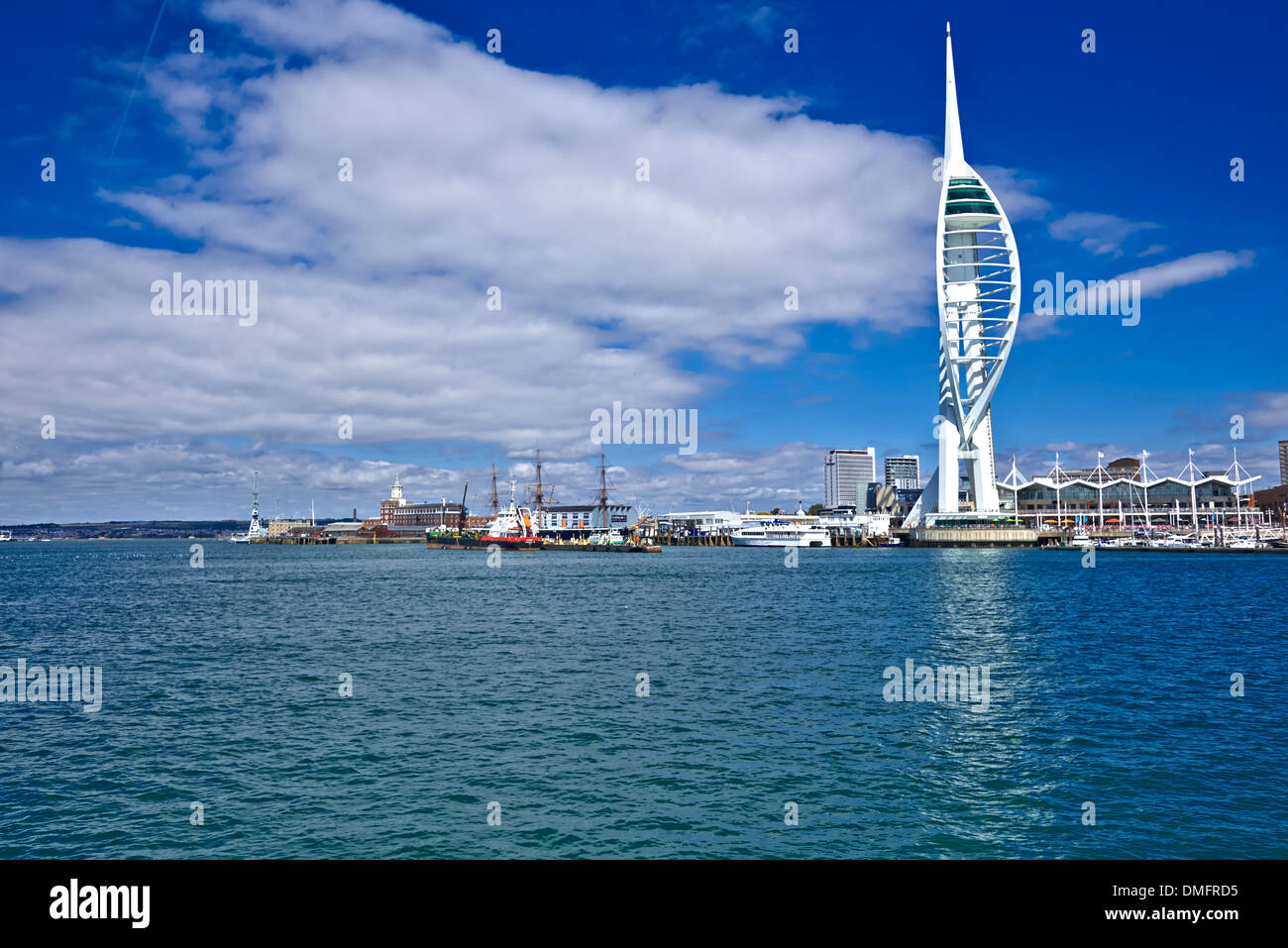 Spinnaker Tower è un 170 metri (560 ft) landmark tower a Portsmouth, England, Regno Unito Foto Stock