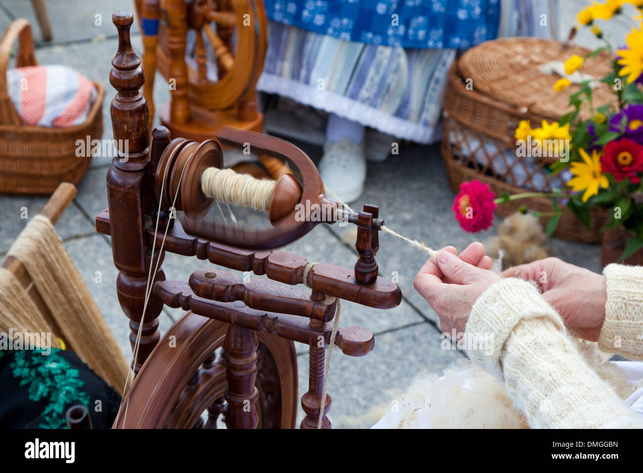 La filatura della lana tradizionalmente a Spreewaldfest in Luebben Foto Stock