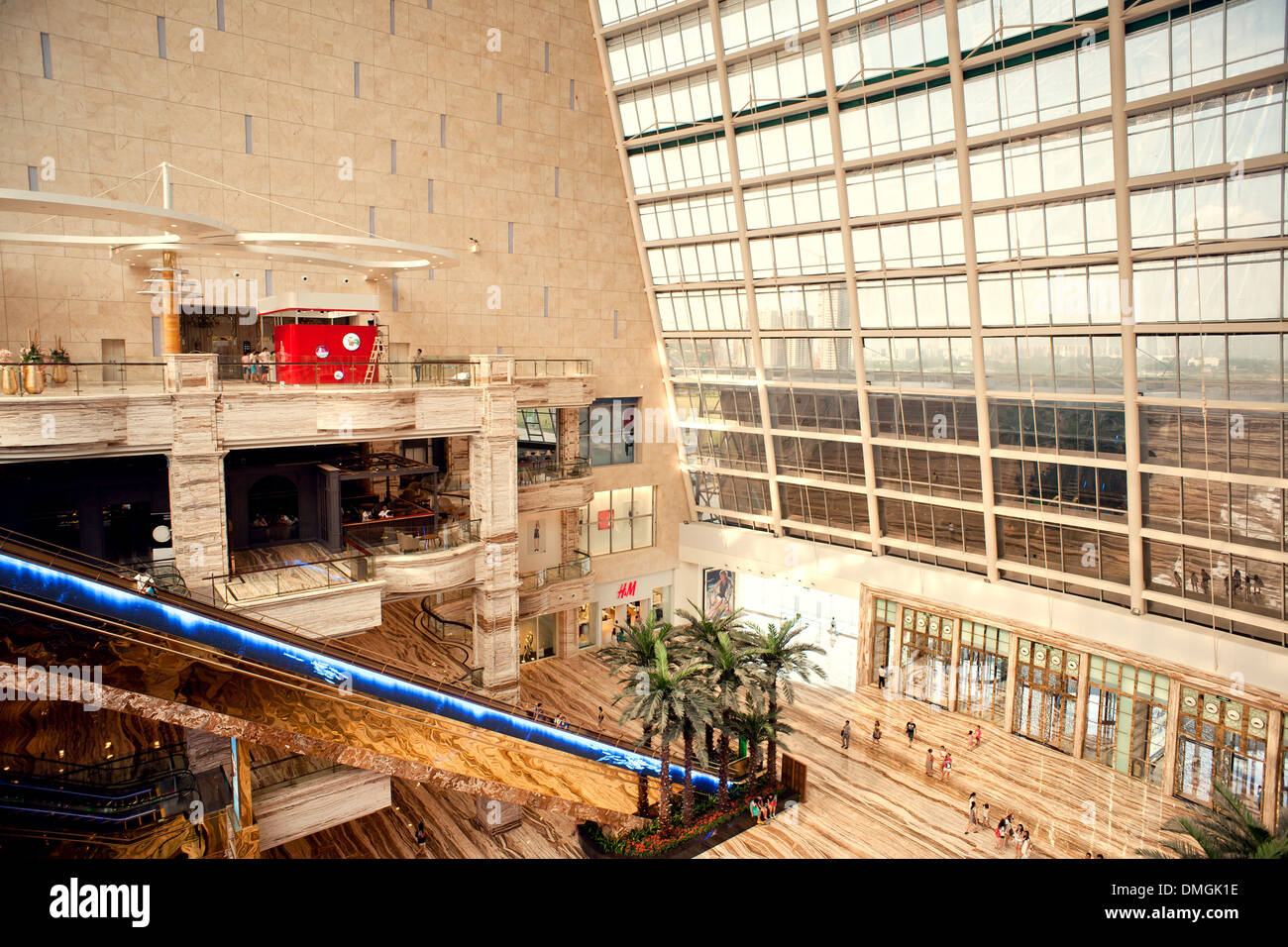 Grande centro shopping hall Foto Stock