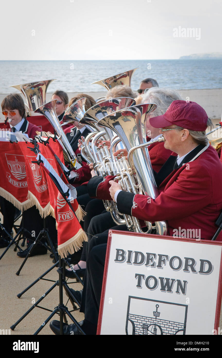 Bideford Banda Città di eseguire sul molo di Westwood Ho!, Devon, Regno Unito. Foto Stock