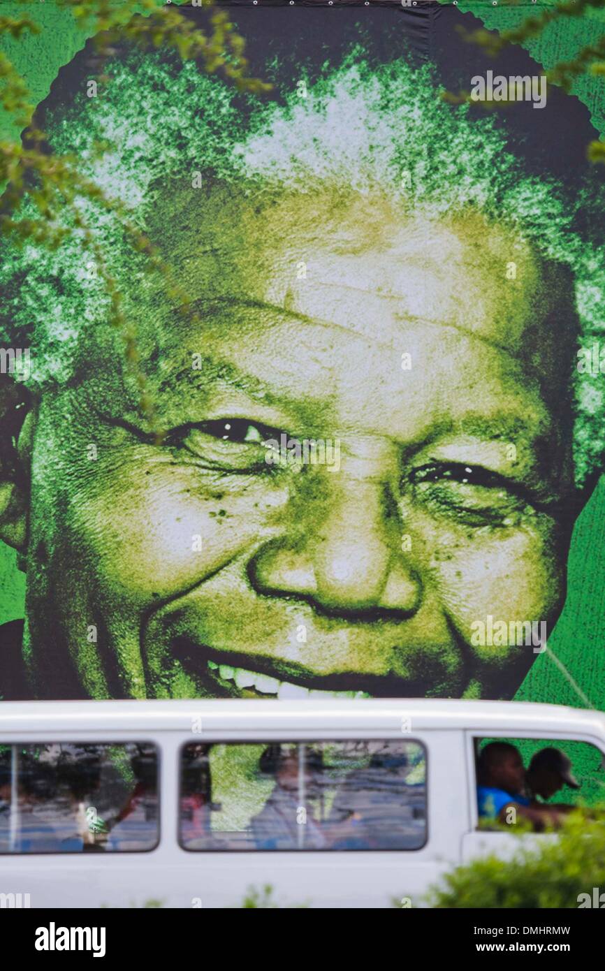 Pretoria, Sud Africa. Il 14 dicembre 2013. Un poster di Nelson Mandela sulla strada Potgieter su dicembre 14, 2013 a Pretoria, Sud Africa. L ex presidente sudafricano Nelson Mandela, passate la sera del 5 dicembre 2013. Dal 11 Dicembre al 13, 2013, egli si troverà in uno stato per la visualizzazione pubblica. I suoi funerali di Stato avrà luogo il 15 dicembre 2013, alla sua fattoria in Qunu. (Foto di Gallo Immagini / Foto24 / Alet Pretorius/Alamy Live News) Foto Stock