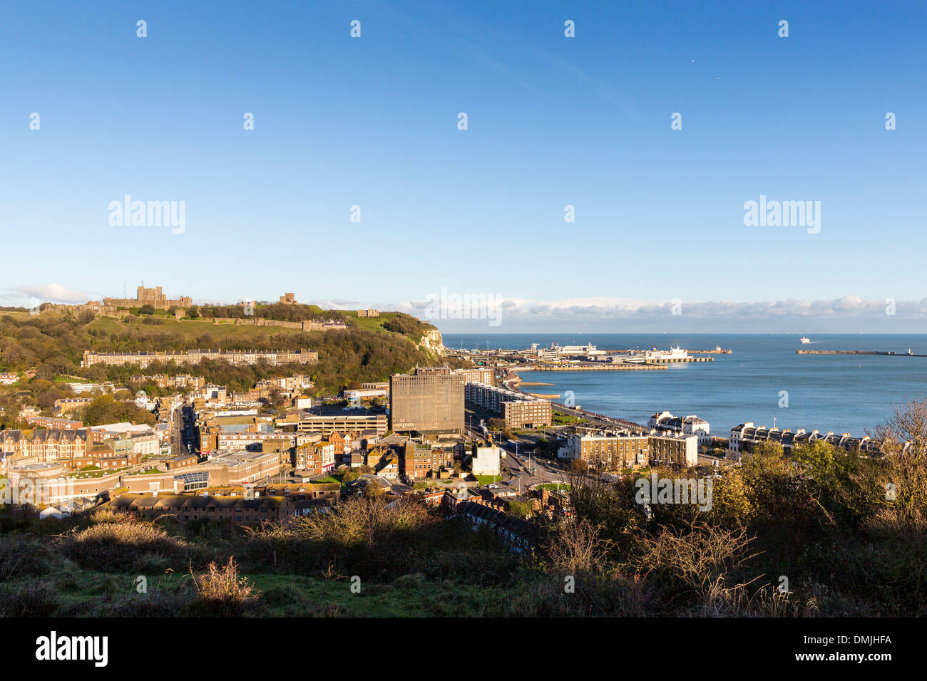 Il Dover Castle che si affaccia sul porto di Dover Ferry Terminal Foto Stock