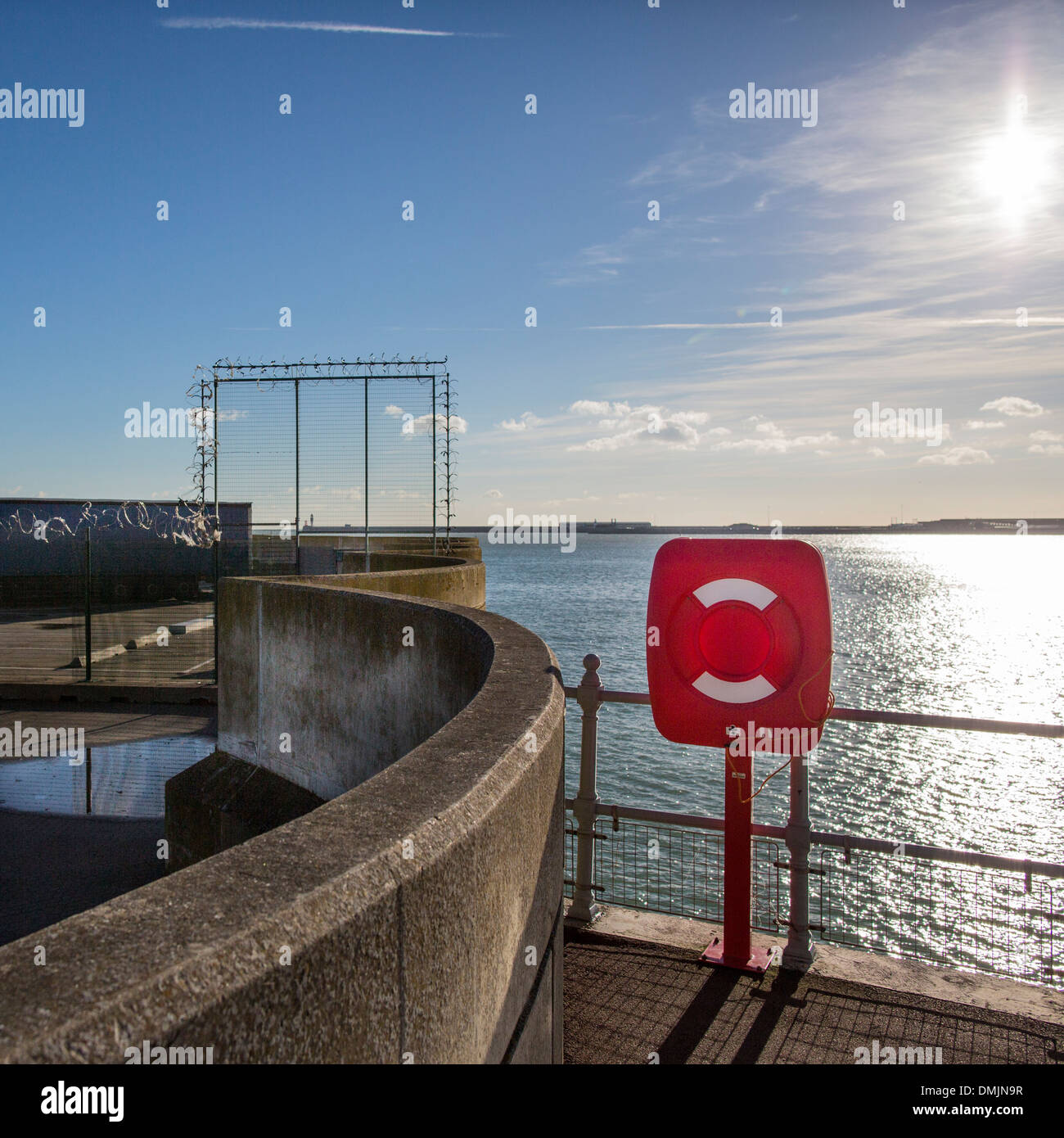 La vita della cinghia e recinzione metallica a Dover Ferry Terminal fissato con filo spinato. Foto Stock