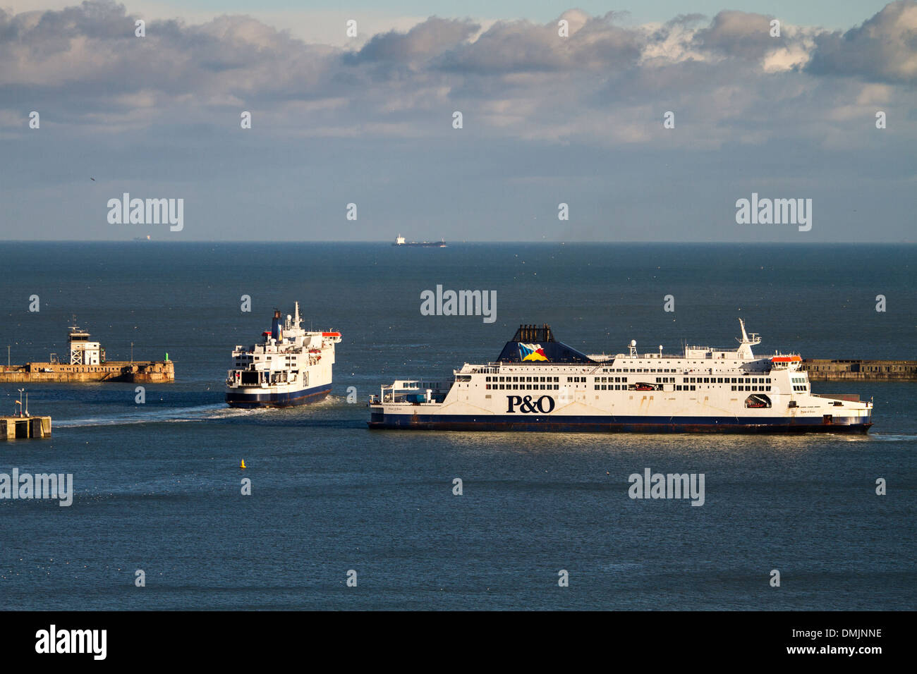 P&O traghetti di manovra al Porto di Dover Ferry Terminal, Kent, Regno Unito Foto Stock