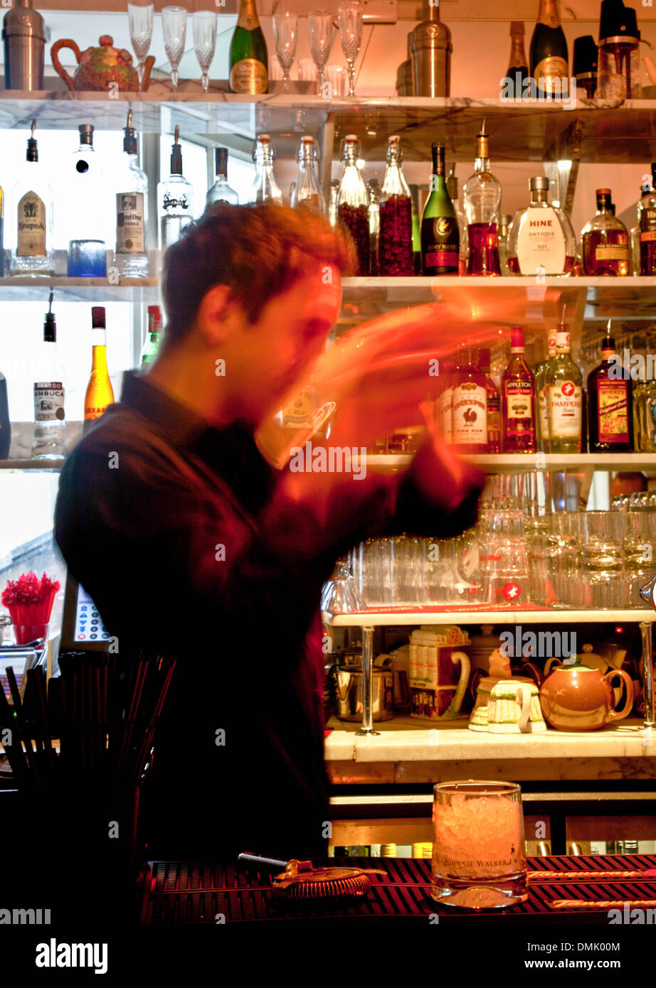 Barista rendendo cocktail Foto Stock