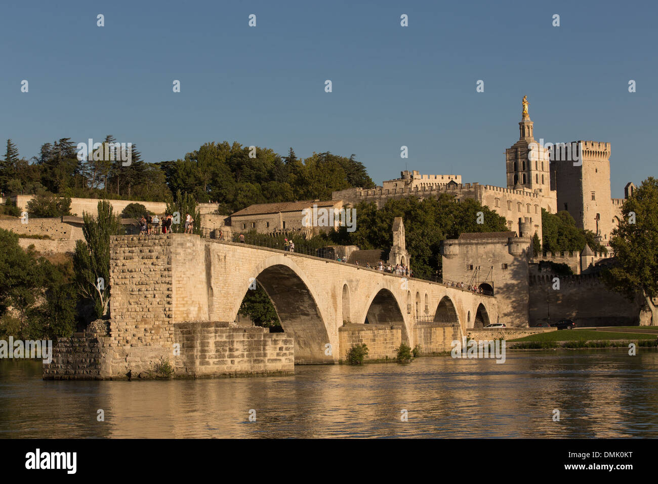 SAINT BENEZET BRIDGE, chiamato il Ponte di Avignone, situato sul Rodano, il Palazzo dei Papi e la CATTEDRALE NOTRE DAME DES DOMS, città di Avignone chiamata la città dei Papi e indicato come sito del Patrimonio Mondiale, Vaucluse (84), Francia Foto Stock