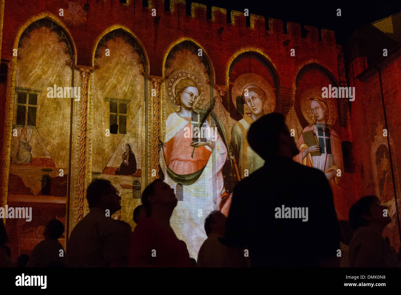 Il LUMINESSENCES D'Avignon, monumentale Mostra video in 3D creati dalla società AMACLIO e proiettata su facciate del cortile principale del palazzo dei papi, la città di Avignon chiamata la città dei Papi e indicato come sito del Patrimonio Mondiale, Vaucluse (84), Foto Stock