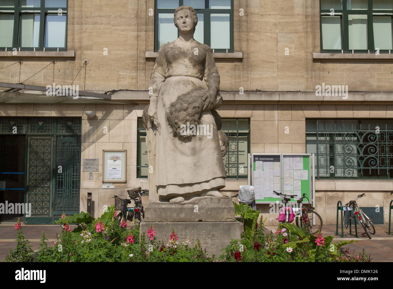 La scultura, agricoltura chiamata orticoltura, il giardiniere o il giardinaggio da PAR LUCIEN GIBERT (1944) di fronte al municipio di Montreuil-sous-Bois, SEINE-SAINT-DENIS (93), Ile-de-France, Francia Foto Stock