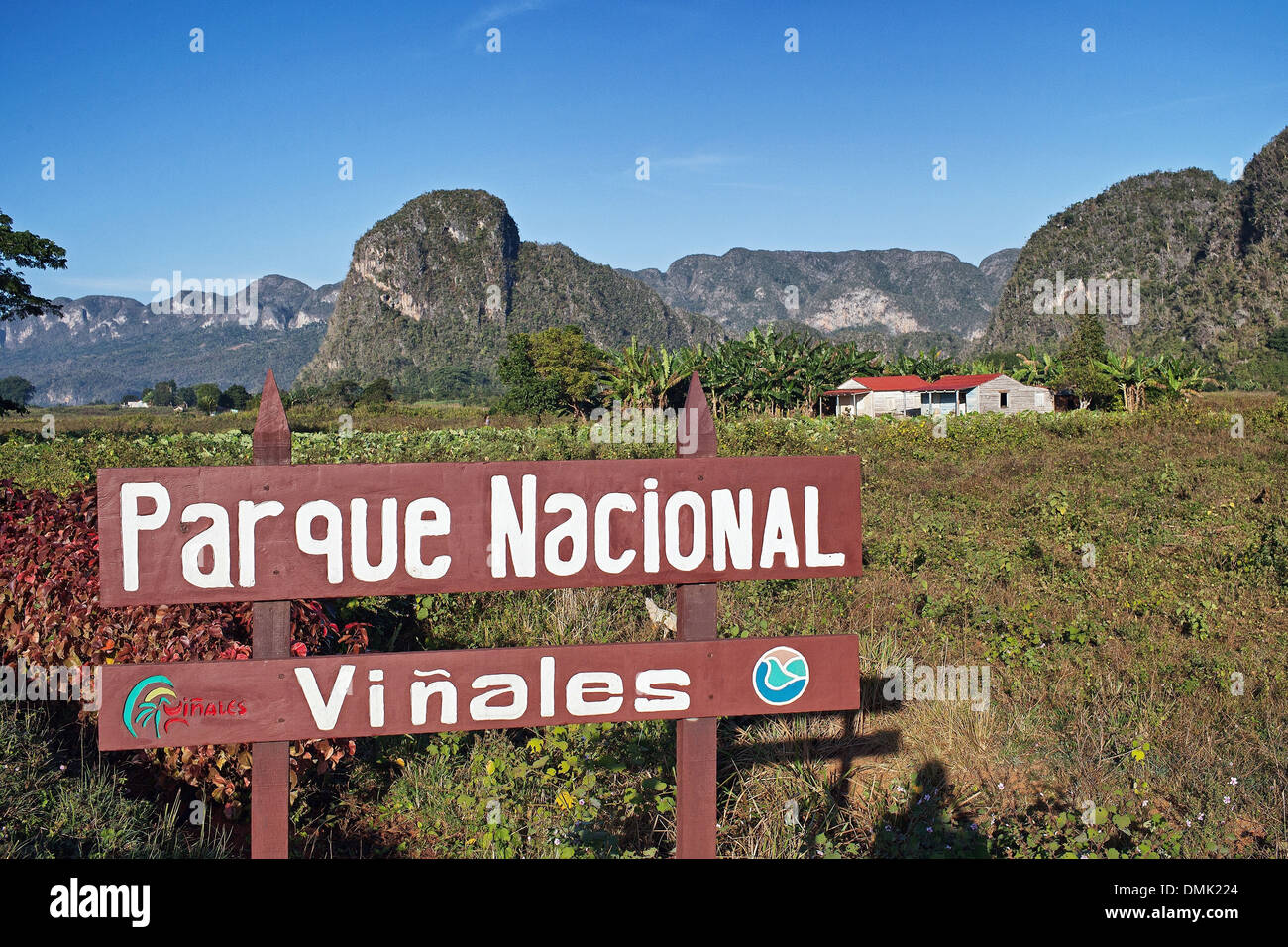 Cartello in legno all'ingresso al parco nazionale, il paesaggio di MOGOTES (calcare montuoso collinette), Vinales Valley, elencato come un sito del patrimonio culturale mondiale dell UNESCO, CUBA, CARAIBI Foto Stock