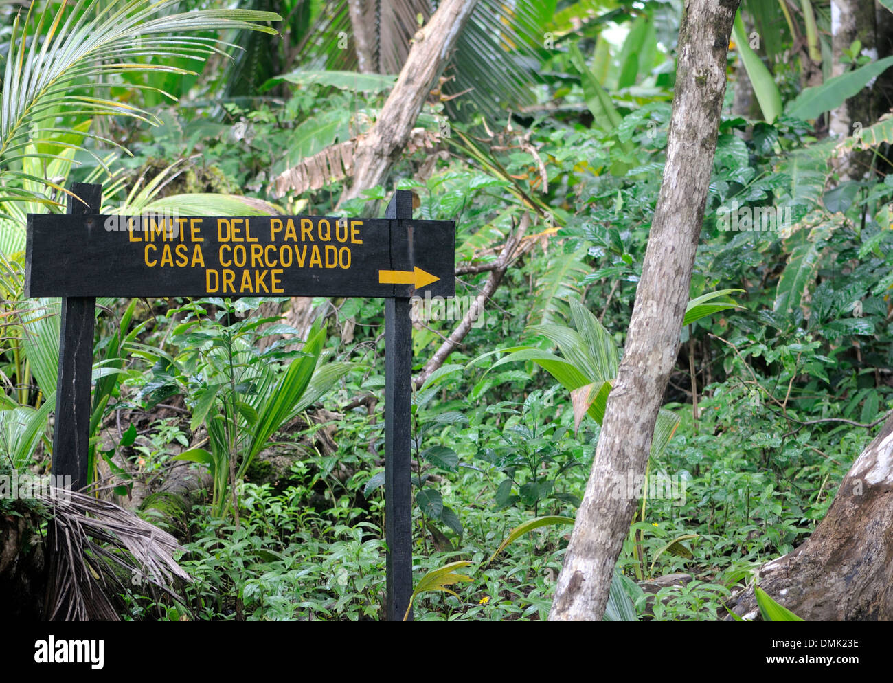 Un segno che segna il confine del Parco Nazionale di Corcovado e che mostra il percorso di Drake Bay e Casa Corcovado. Oro penisola. Foto Stock