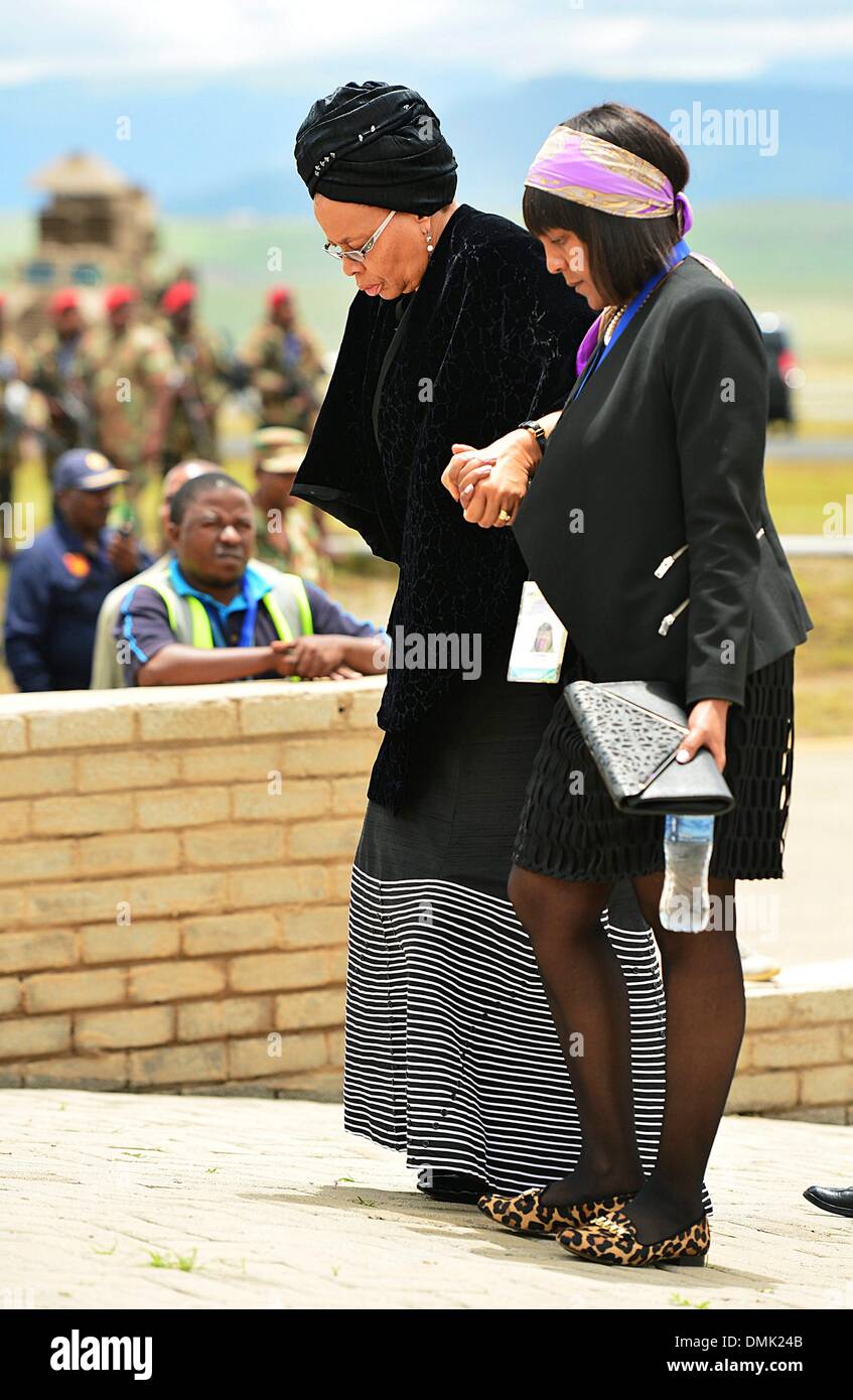 Qunu, Sud Africa. Il 14 dicembre 2013. Graca Machel e Ndileka Mandela arrivando a Mthatha aeroporto davanti a Nelson Mandela del funerale di stato, il 14 dicembre 2013 in Qunu, Sud Africa. Mandela passate la sera del 5 dicembre 2013 nella sua casa. Egli sarà prevista a riposo a sua fattoria in Qunu durante un funerale di stato il 15 dicembre 2013. (Foto di Gallo Immagini / City Stampa / Leon Sadiki/Alamy Live News) Foto Stock