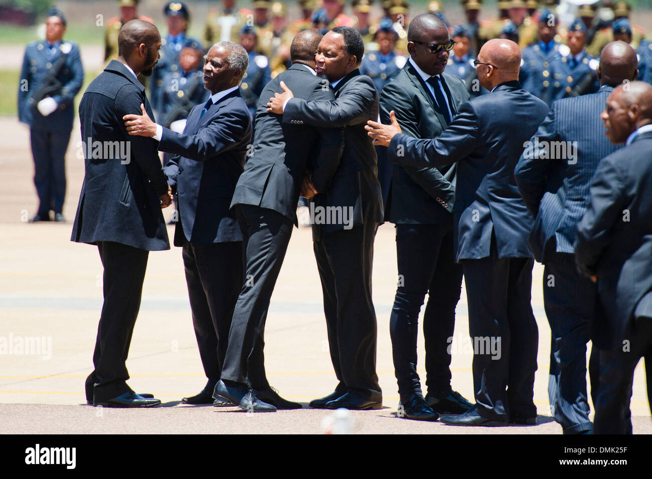 PRETORIA, SUD AFRICA: presidente Jacob Zuma, Kgalema Motlanthe e Thabo Mbeki parlare di famiglia Mandela al funzionario send-off per Nelson Mandela al Waterkloof Air Base sul dicembre 14, 2013 a Pretoria, Sud Africa. Icona del mondo Nelson Mandela passate tranquillamente la sera del 5 dicembre 2013 nella sua casa di Houghton con la famiglia. Tata sarà prevista a riposo a sua fattoria di domani. (Foto di Gallo Immagini / Foto24 / Theana Beuregem) Foto Stock