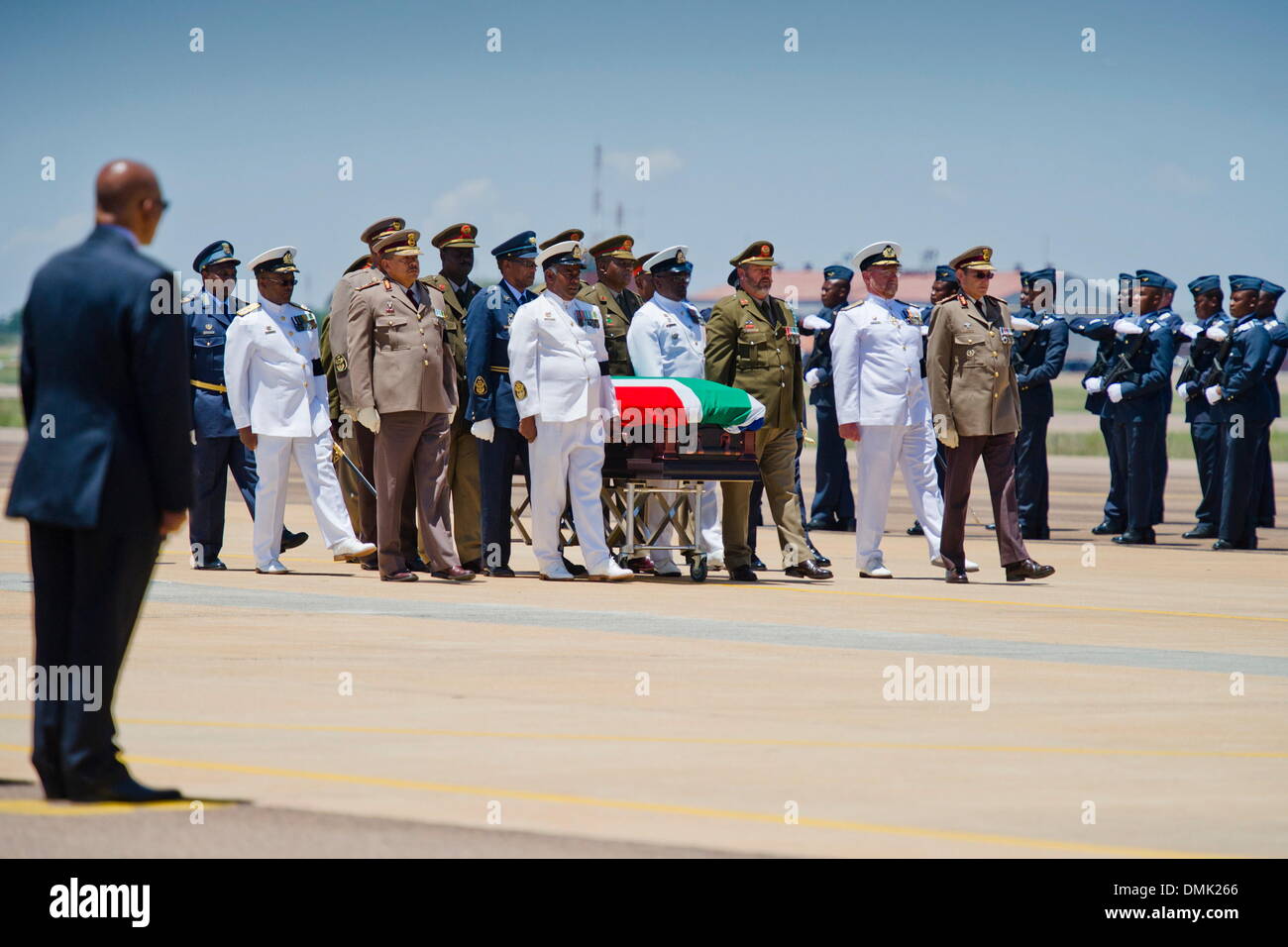 PRETORIA, SUD AFRICA: SANDF funzionari portano Nelson Mandela la bara all'Waterkloof Air Base sul dicembre 14, 2013 a Pretoria, Sud Africa. Icona del mondo Nelson Mandela passate tranquillamente la sera del 5 dicembre 2013 nella sua casa di Houghton con la famiglia. Tata sarà prevista a riposo a sua fattoria di domani. (Foto di Gallo Immagini / Foto24 / Theana Beuregem) Foto Stock