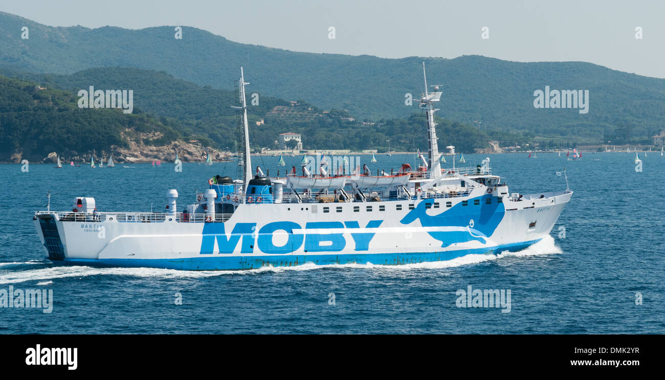 Il Moby Bastia è un traghetto che opera tra la terraferma italiana e l'isola d'Elba. La nave è nota per il suo servizio affidabile e offre un collegamento sia per i passeggeri che per i veicoli che viaggiano da e per l'isola. Foto Stock