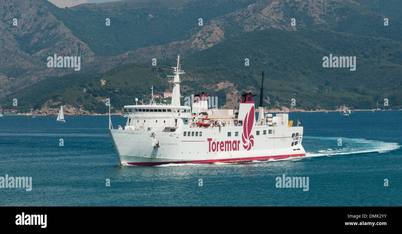 Il Toremar Aethalia è un traghetto passeggeri che viaggia vicino a Portoferraio sull'Isola d'Elba, in Italia. Il traghetto collega l'isola all'Italia continentale, servendo come importante collegamento di trasporto sia per la gente del posto che per i turisti. Foto Stock