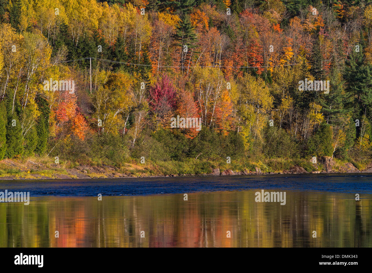 Il LAGO IN LA MAURICIE PARK, alberi di acero, estate indiana, i colori autunnali, Quebec, Canada Foto Stock