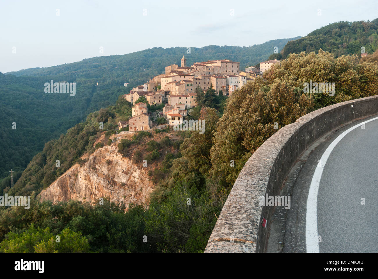 Sassetta visto da nord in tempo di sunrise Foto Stock