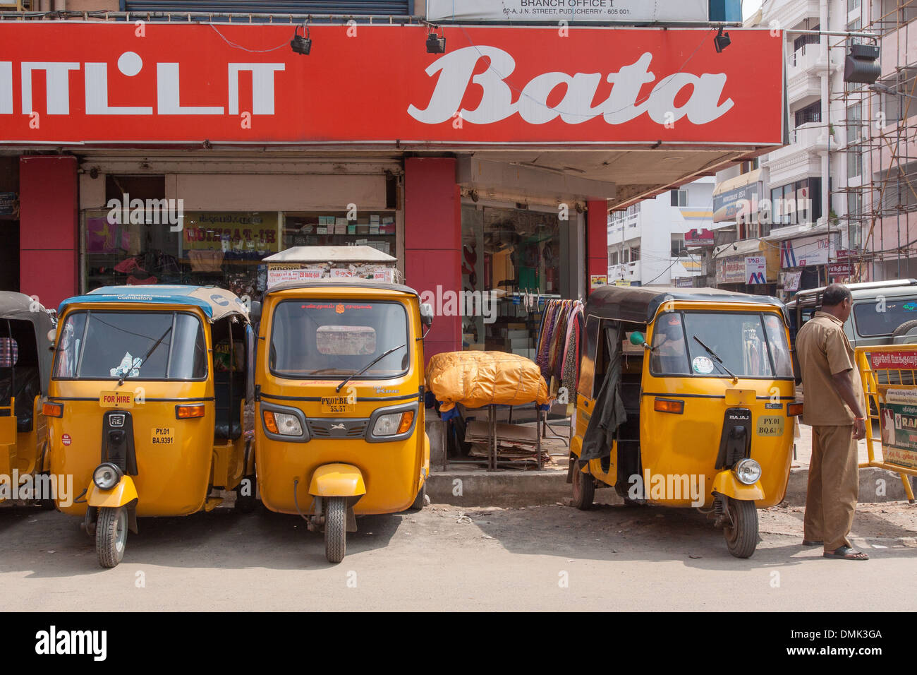 MOTO-taxi o stazione di rickshaw di fronte a Bata Shoe store nel quartiere tamil di Pondicherry, il francese ex Trading Post di Pondicherry, PUDUCHERRY, capitale del territorio di Pondicherry, INDIA Foto Stock