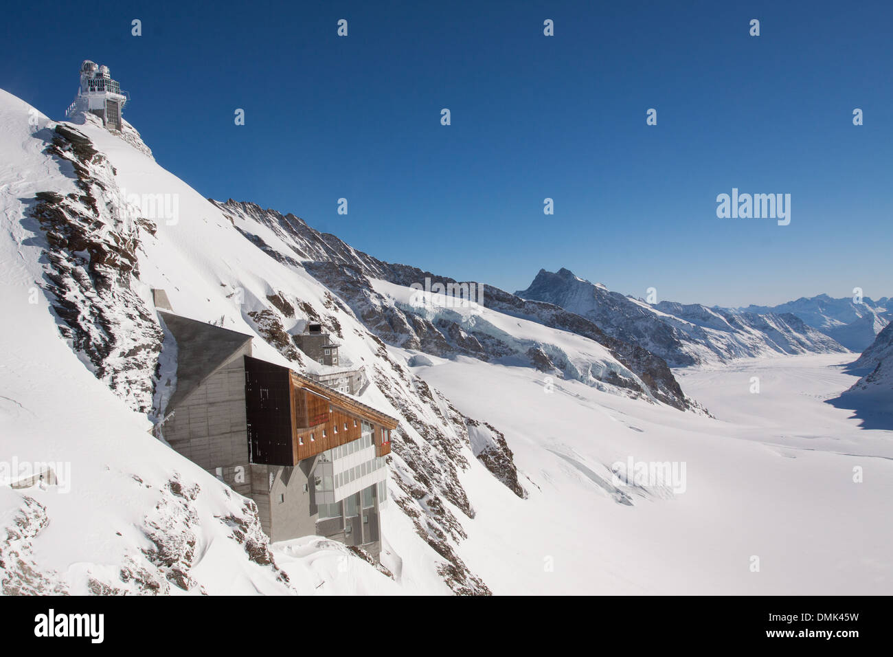 Scena invernale del ghiacciaio di Aletsch e JUNGFRAUJOCH PASS CON L'Osservatorio soprannominato la sfinge in corrispondenza del suo vertice, Jungfrau, Alpi bernesi, cantone di Berna, Svizzera Foto Stock